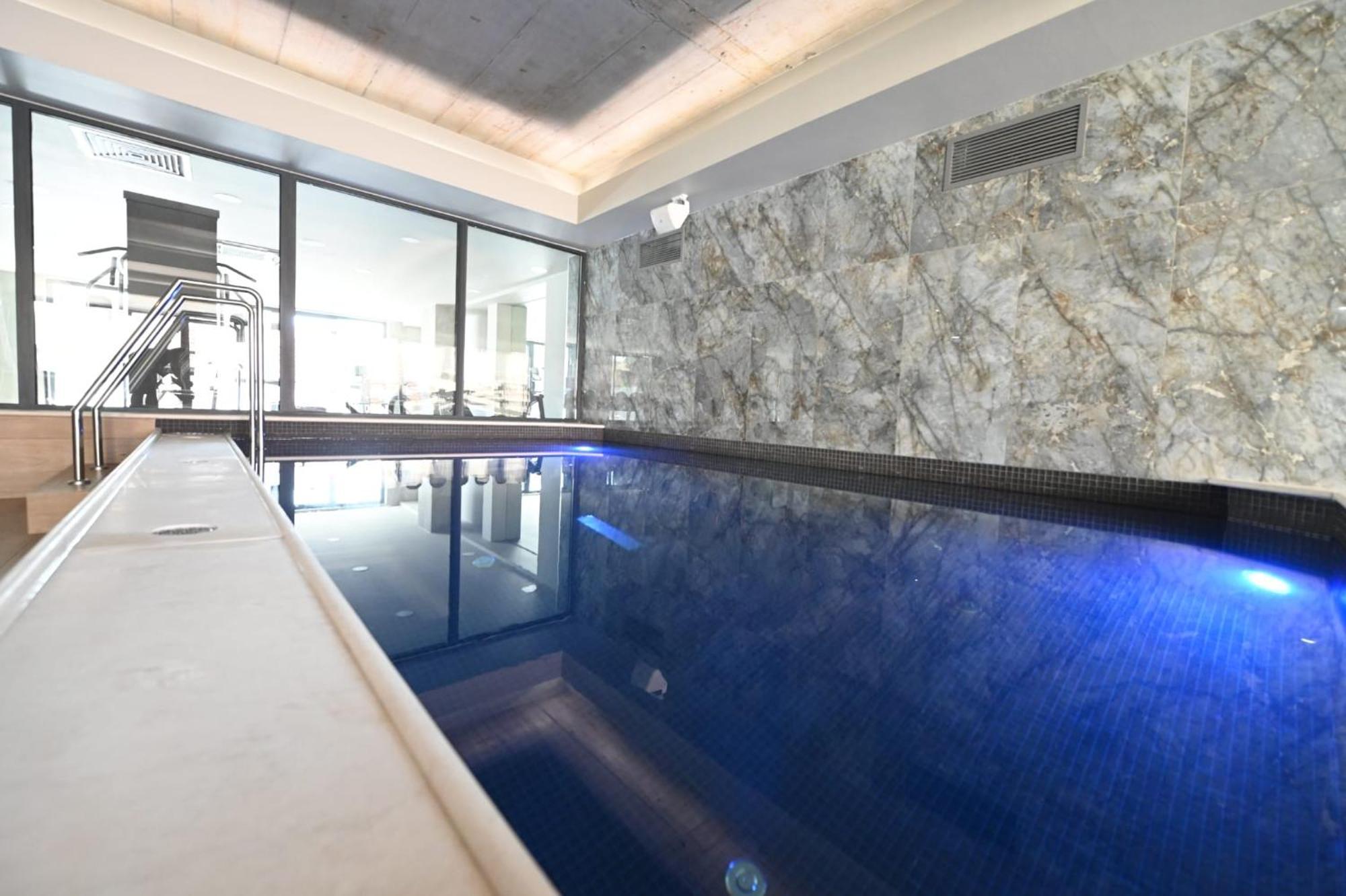 Aniroc Signature Hotel 아라드 외부 사진 A pool with a glass wall