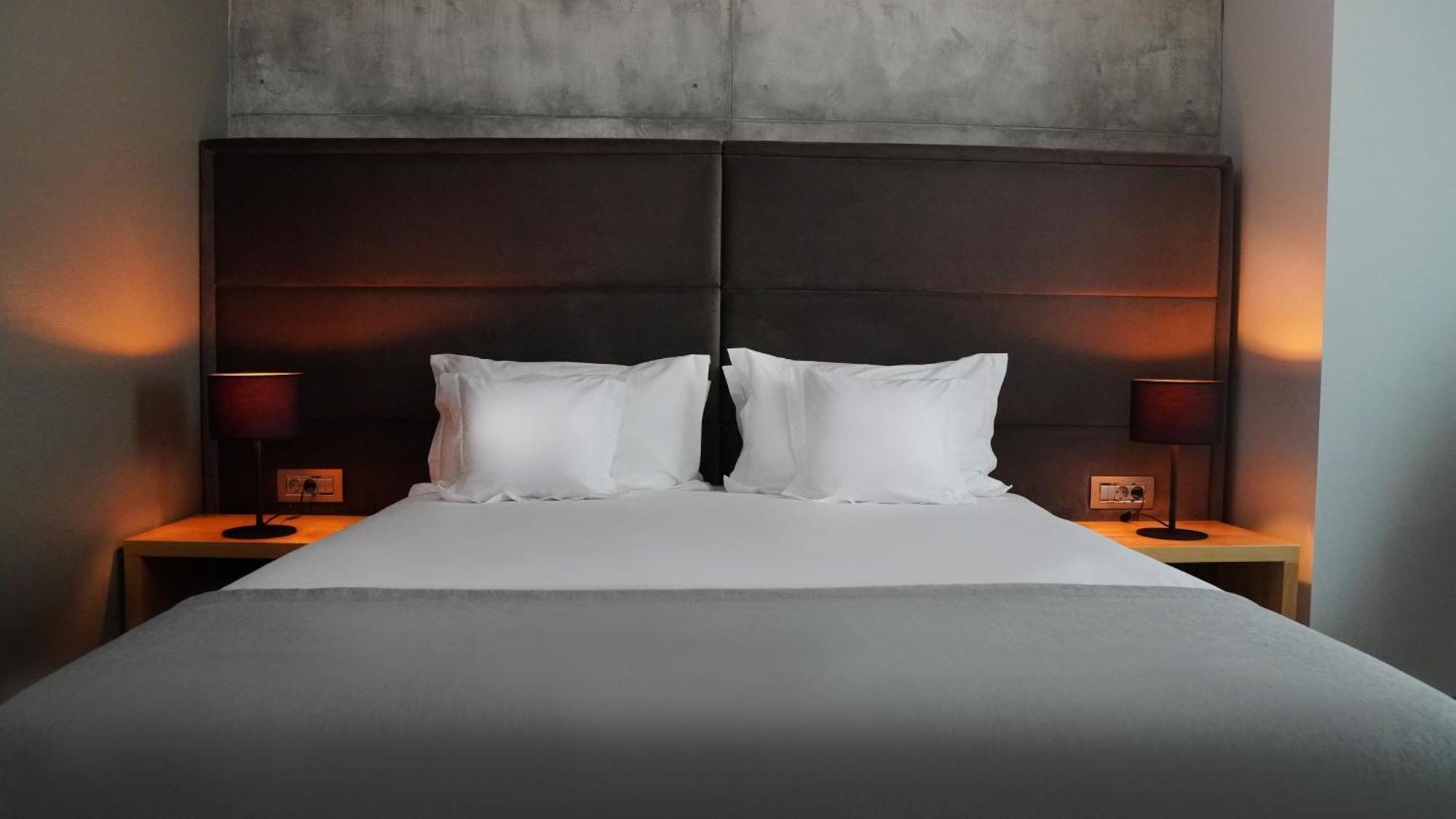 Aniroc Signature Hotel 아라드 외부 사진 A bed with two pillows