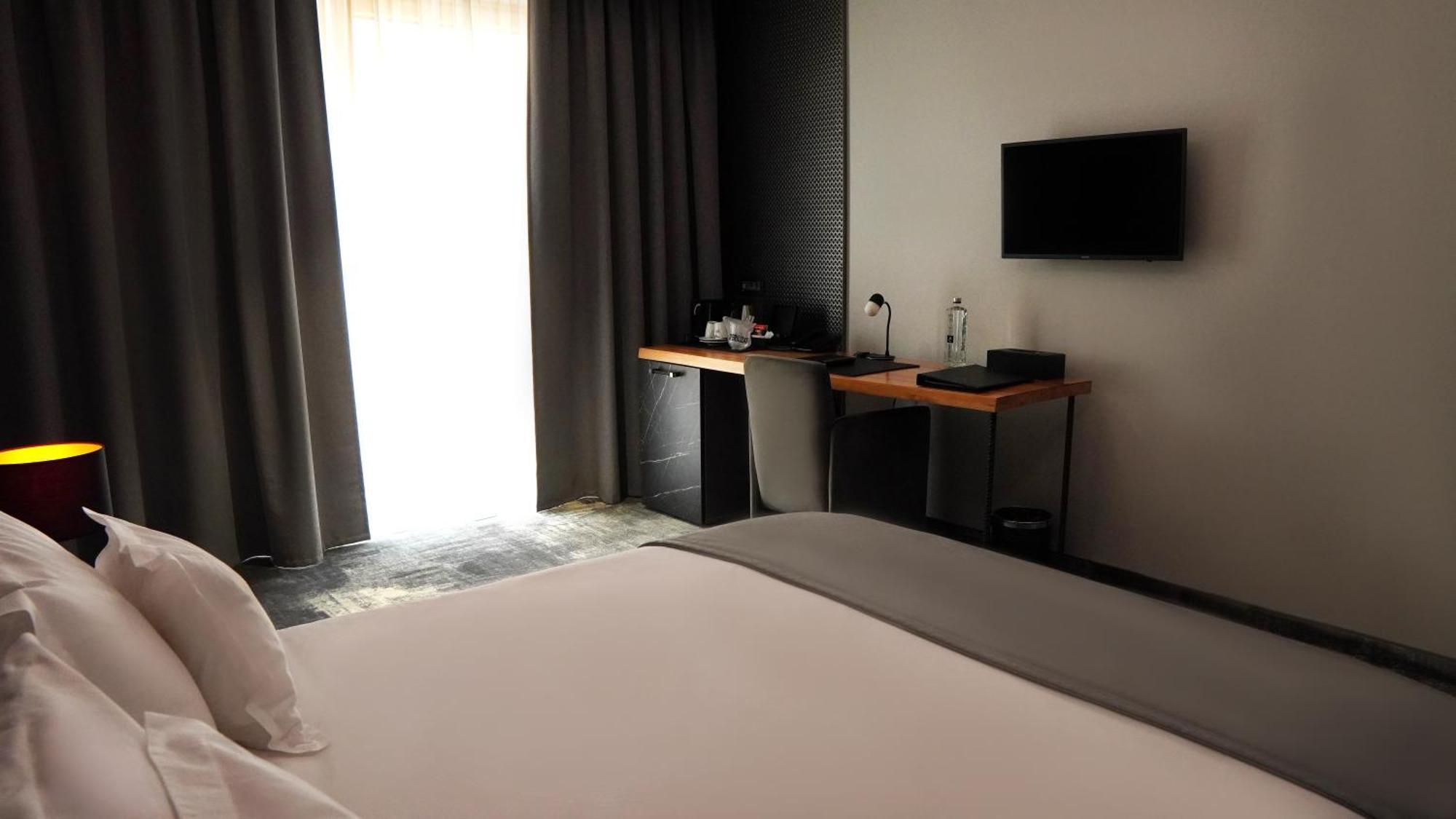 Aniroc Signature Hotel 아라드 외부 사진 A room at the hotel